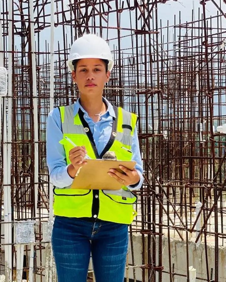 Rosibel Cordero Reyes tomando notas durante una visita de supervisión en obra.